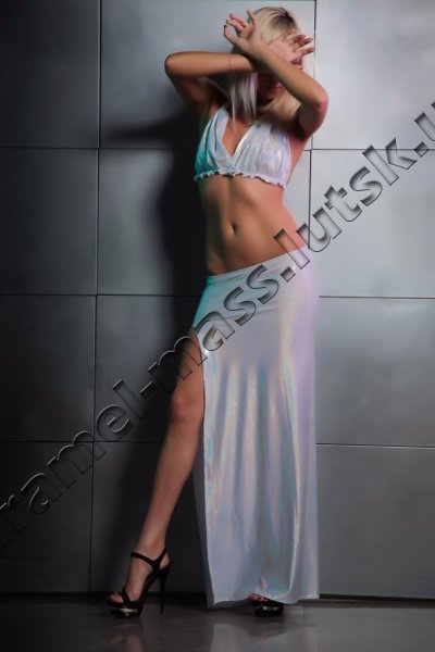 Фото працівниці салону. Джерело: сайт салону