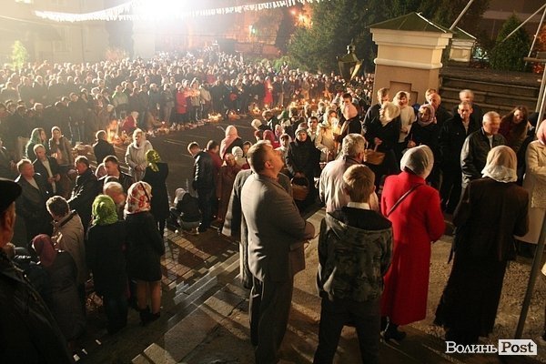 Як у центрі Луцька святили паски. ФОТО