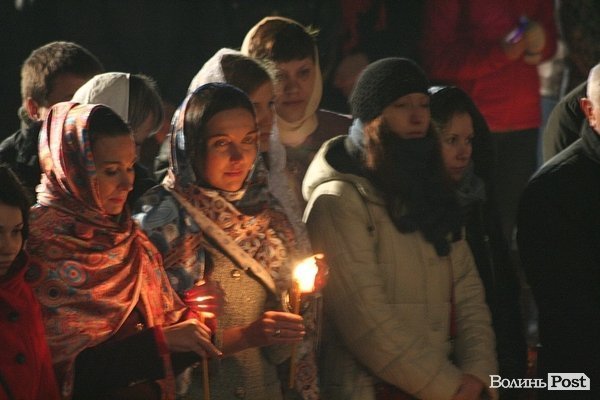 Як у центрі Луцька святили паски. ФОТО