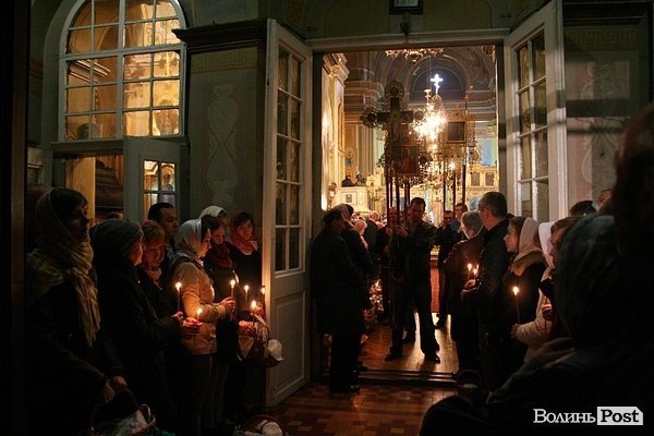Як у центрі Луцька святили паски. ФОТО