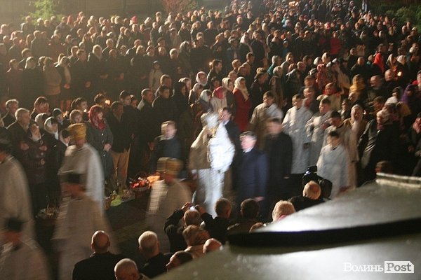 Як у центрі Луцька святили паски. ФОТО