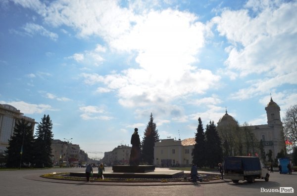 Як заквітчують центральну площу Луцька. ФОТО