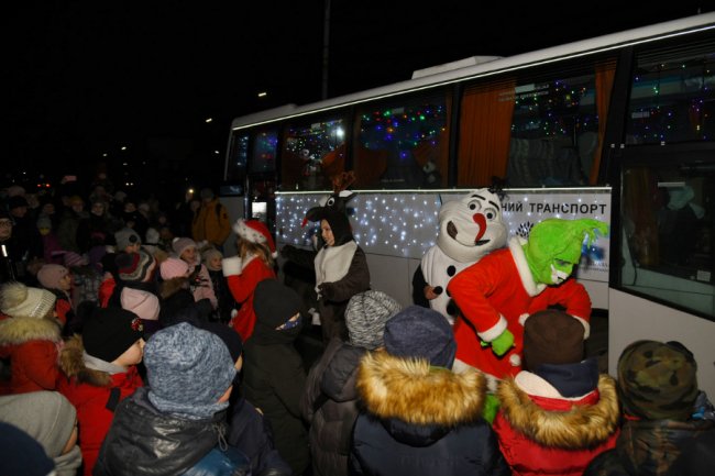 Як святий Миколай вітав дітей біля луцького РАЦСу. ФОТО