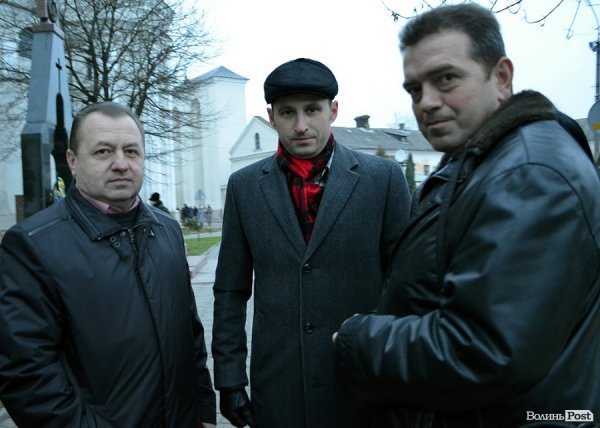 У Луцьку перед замком виклали зі свічок «хрест пам’яті». ФОТО