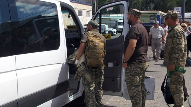 «Не можу з них брати гроші»: водій маршрутки з Волині безкоштовно возить військових. ВІДЕО