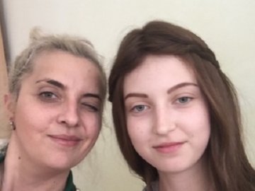 Онкохворій дівчині з Волині зробили перуку завдяки людям, які пожертвували своє волосся