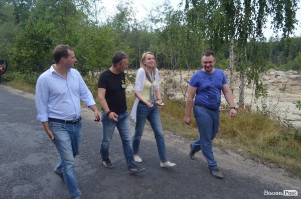 Міністр екології на власні очі побачила незаконні копанки бурштиношукачів. ФОТО