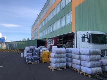 Через волинську митницю нелегально хотіли провезти чоловічі сорочки та светри майже на мільйон гривень. ФОТО