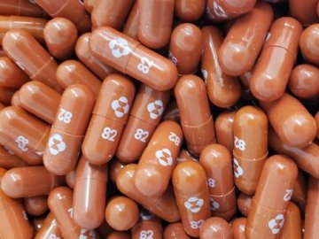 Хто з українців отримує ліки від COVID «Молнупіравір»