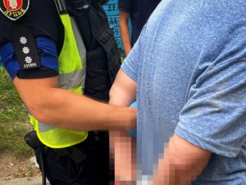 У Луцьку затримали жінку, яка кидалася на перехожих з ножами