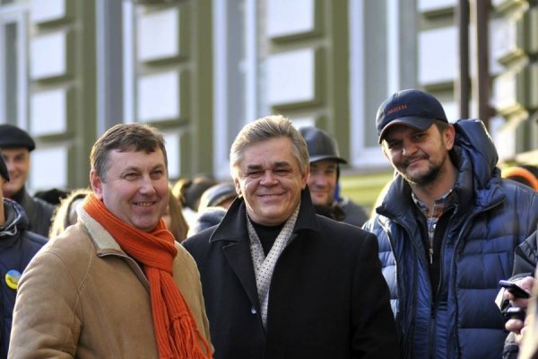 Як прокуратурі Луцька дарували портрети Януковича. ФОТО