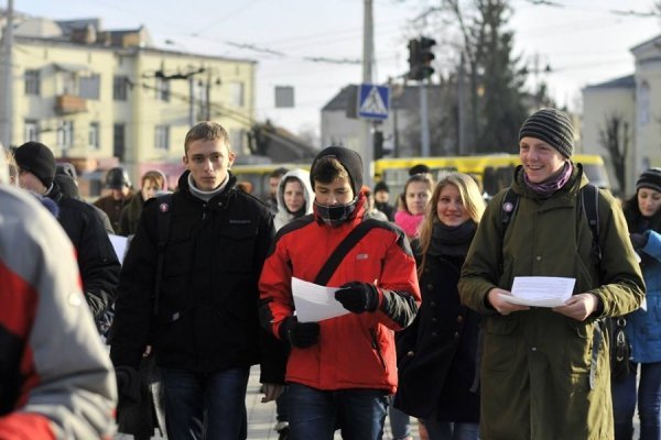 Як прокуратурі Луцька дарували портрети Януковича. ФОТО