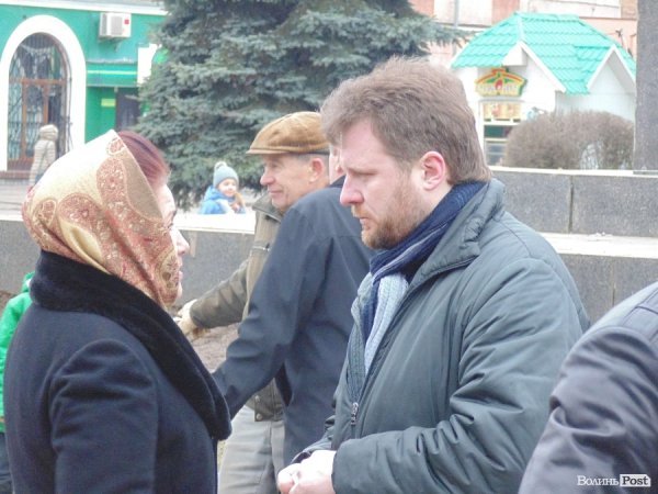 На віче прийшов протидиякон Віктор Мартиненко