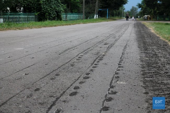 У селі на Волині трактор пошкодив майже півкілометра дороги. ФОТО