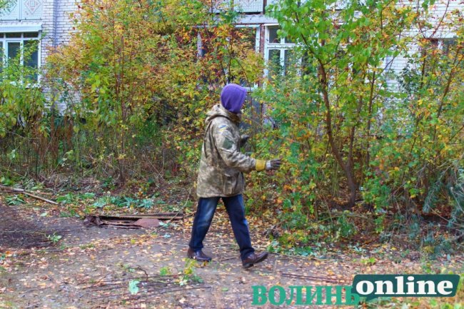 У Луцьку муніципали знесли незаконні паркани. ФОТО