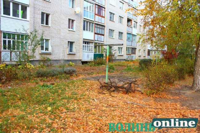 У Луцьку муніципали знесли незаконні паркани. ФОТО