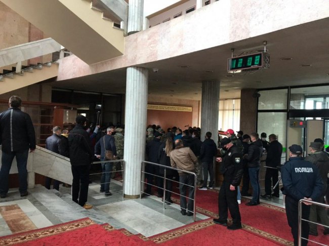 Активісти влаштували акцію протесту проти кадрової політики у Волинській ОДА. ФОТО