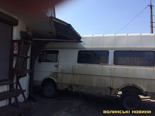 Аварія у Луцьку: бус в'їхав у контейнер на Варшавському ринку