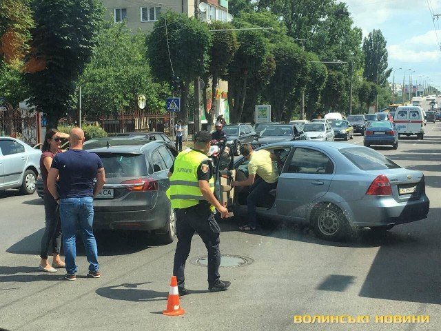 У Луцьку на Перемоги гепнулися дві машини. ФОТО