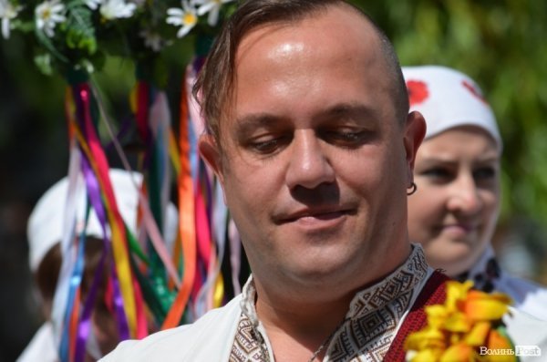 У Луцьку наречені вийшли на парад. ФОТО