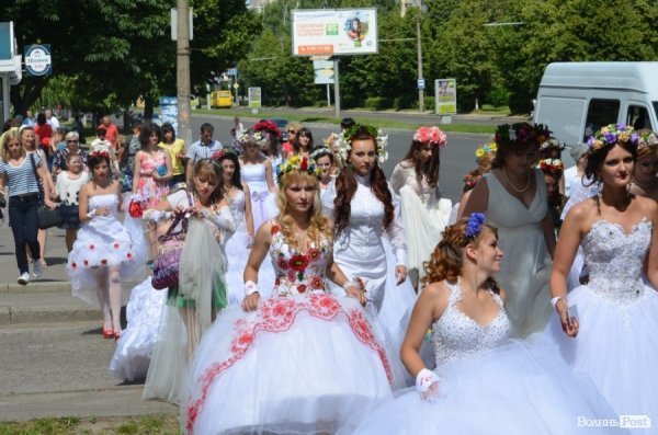 У Луцьку наречені вийшли на парад. ФОТО