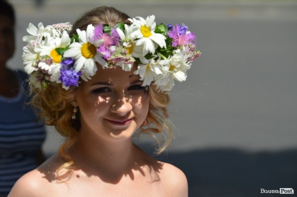 У Луцьку наречені вийшли на парад. ФОТО