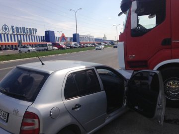 Під Луцьком фура зім'яла «передок» легковика. ФОТО