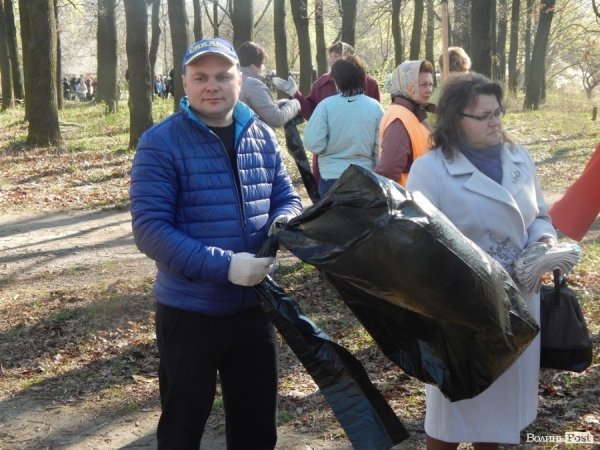 У Луцьку депутати, підприємці та школярі прибирали парк у мікрорайоні ЛПЗ. ФОТО