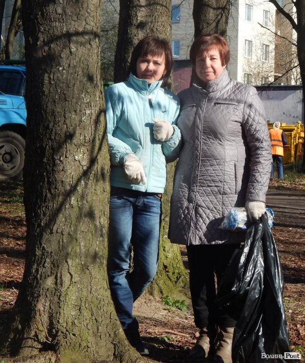 У Луцьку депутати, підприємці та школярі прибирали парк у мікрорайоні ЛПЗ. ФОТО