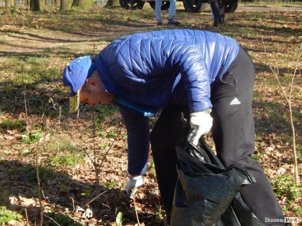 У Луцьку депутати, підприємці та школярі прибирали парк у мікрорайоні ЛПЗ. ФОТО