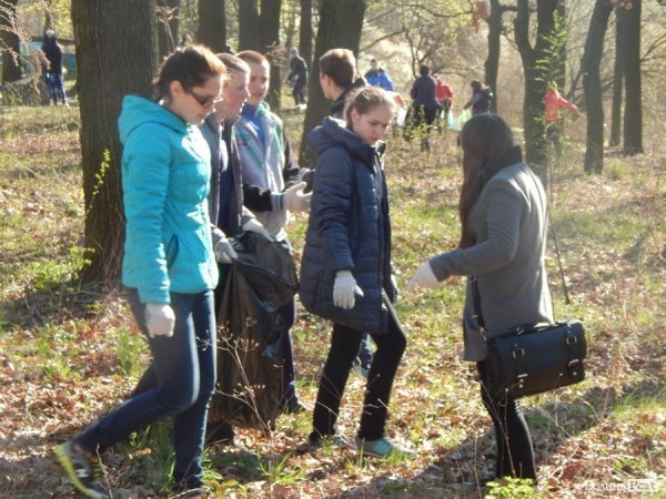 У Луцьку депутати, підприємці та школярі прибирали парк у мікрорайоні ЛПЗ. ФОТО