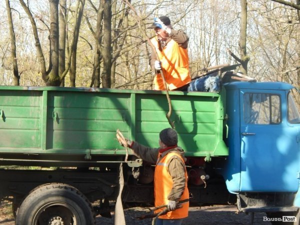 У Луцьку депутати, підприємці та школярі прибирали парк у мікрорайоні ЛПЗ. ФОТО