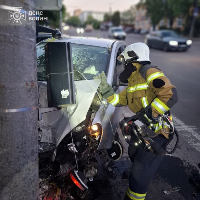 У Луцьку легковик врізався в електроопору, працювали рятувальники. ФОТО