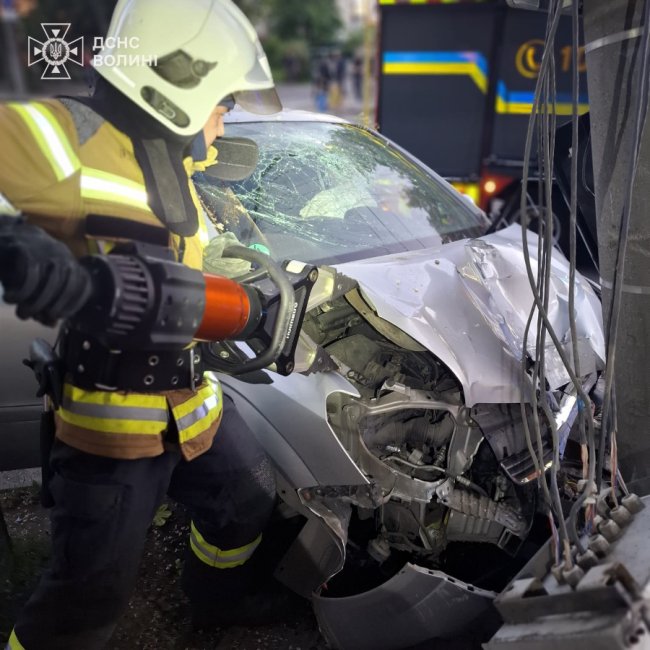 У Луцьку легковик врізався в електроопору, працювали рятувальники. ФОТО