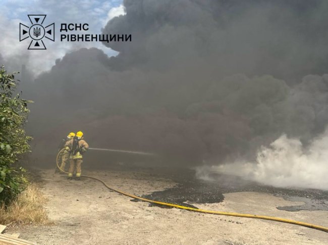 На Рівненщині без тривоги чули вибухи: горить одне з підприємств
