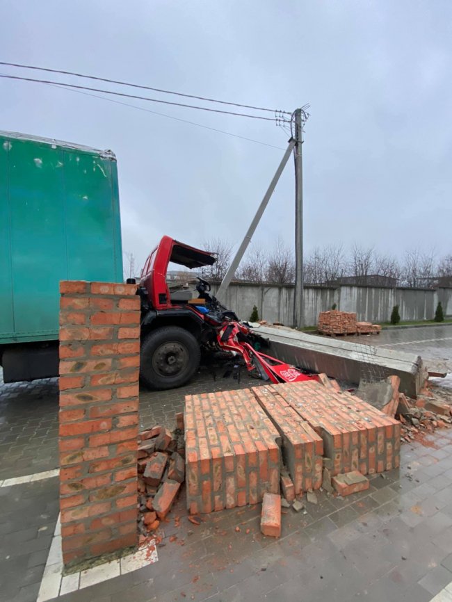 У Луцьку водій вантажівки розтрощив бетонну арку. ФОТО