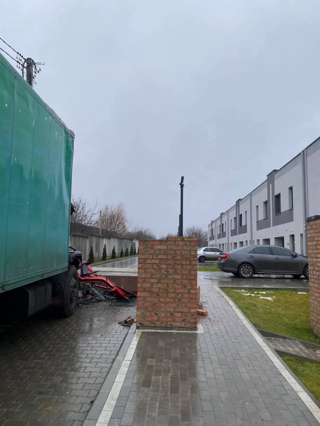 У Луцьку водій вантажівки розтрощив бетонну арку. ФОТО