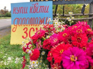 Волинянка при дорозі продає квіти, щоб допомогти ЗСУ. ВІДЕО