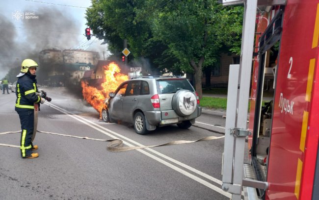 Водійка авто, яке загорілося на ходу, не постраждала: повідомили деталі пожежі у Луцьку