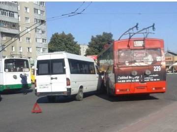 ДТП у Луцьку: бус не розминувся із тролейбусом