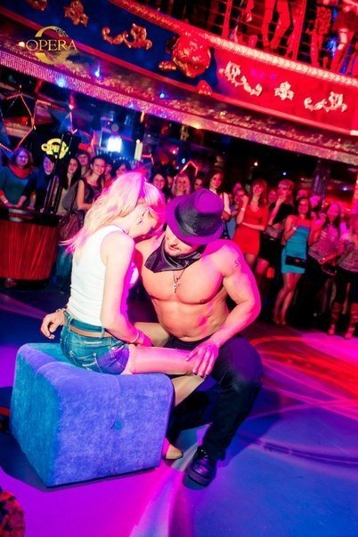 Еротичний «Дєвішнік» у луцькому клубі. ФОТО