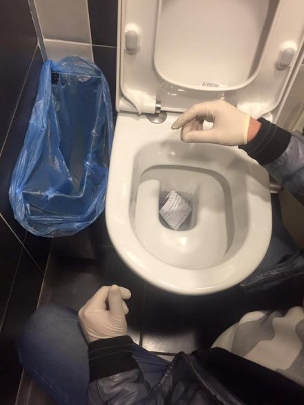 В аеропорту Львова митник намагався спустити хабар в унітаз 