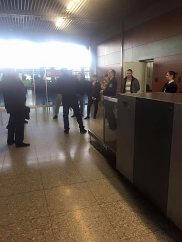 В аеропорту Львова митник намагався спустити хабар в унітаз 
