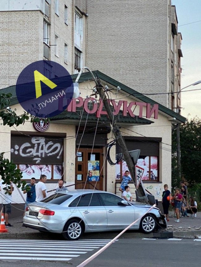 У Луцьку легковик зніс електроопору. ФОТО