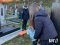 Нововолинськ: організаторки алкофотосесії на могилі прибрали на цвинтарі