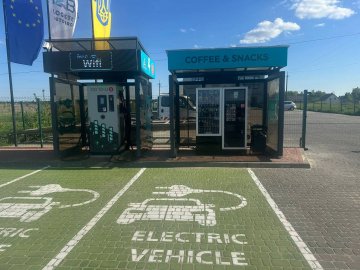 Як у Луцьку розвивають мережу електричних станцій для авто