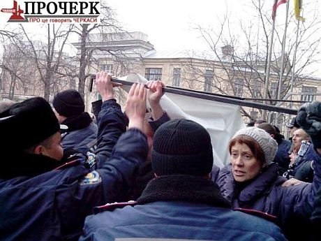 У Черкасах міліція зірвала показ фільму про Межигір’я. ФОТО