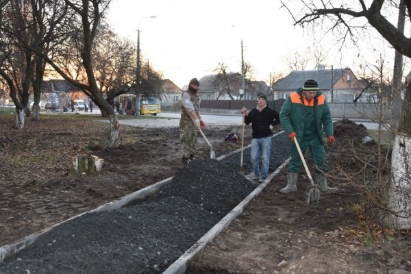 Луцьк: показали, як ремонтують двори і тротуари