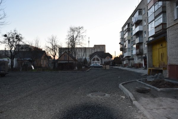 Луцьк: показали, як ремонтують двори і тротуари