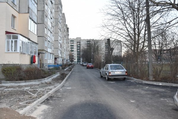 Луцьк: показали, як ремонтують двори і тротуари